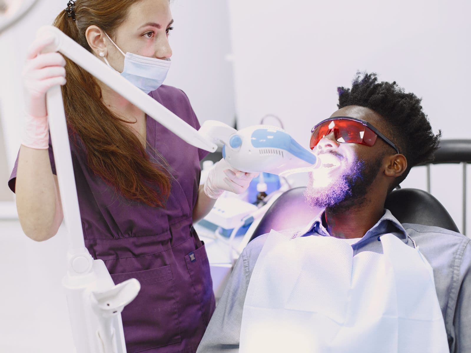 Procedimiento de blanqueamiento dental supervisado en consultorio