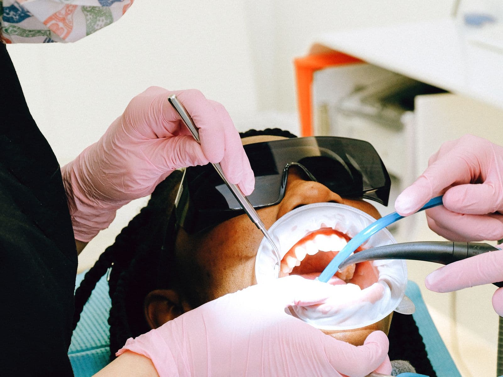 Limpieza dental profesional con instrumental odontológico