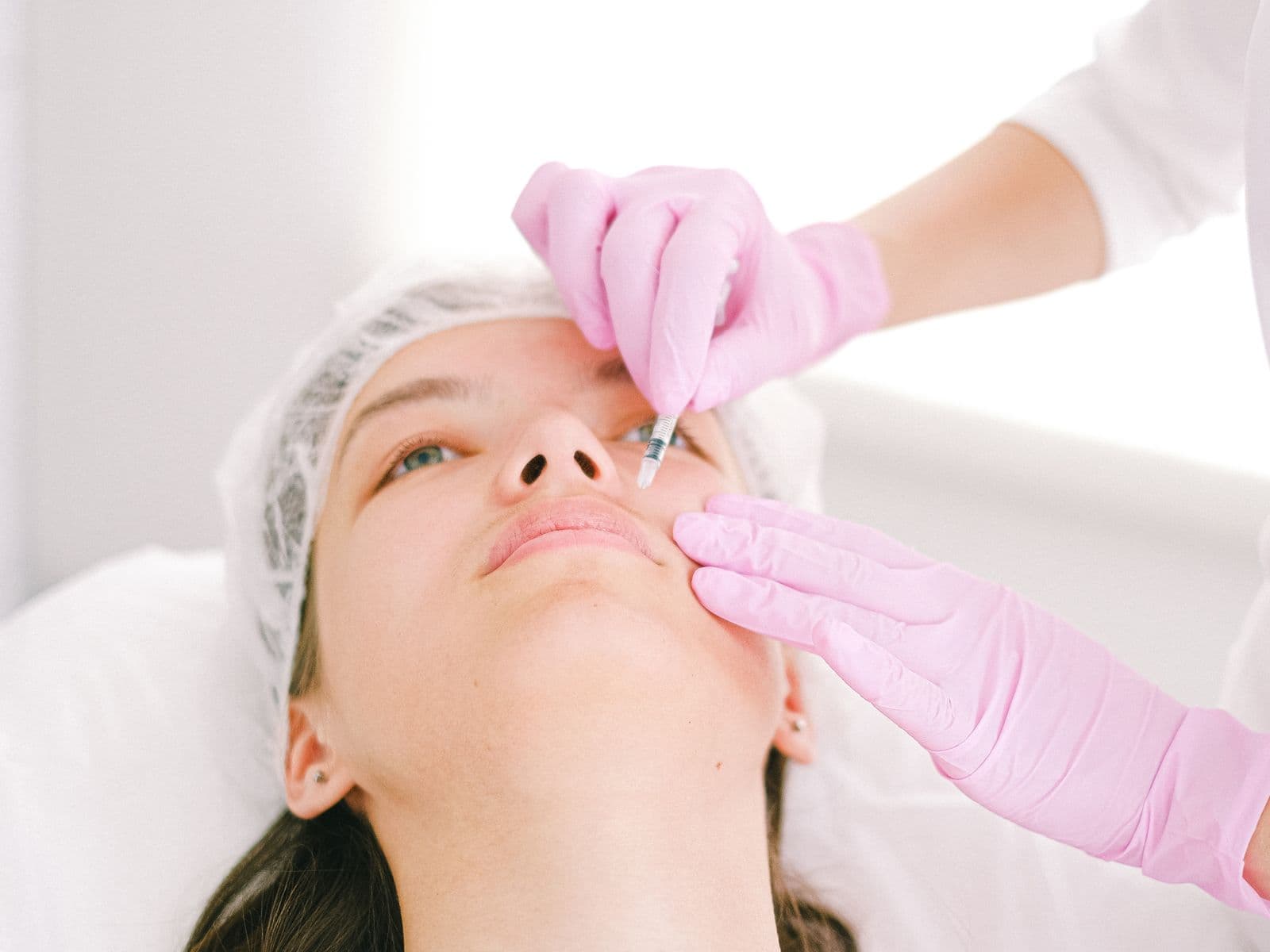 Profesional realizando un procedimiento de estética facial