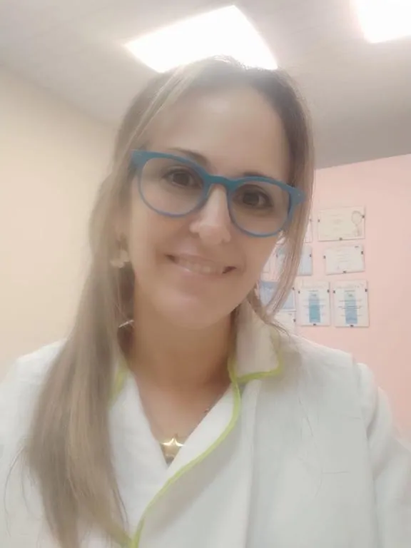 Dra. Silvana Brotos, odontóloga especializada en endodoncia, ortodoncia, cirugía y armonización orofacial en Montevideo