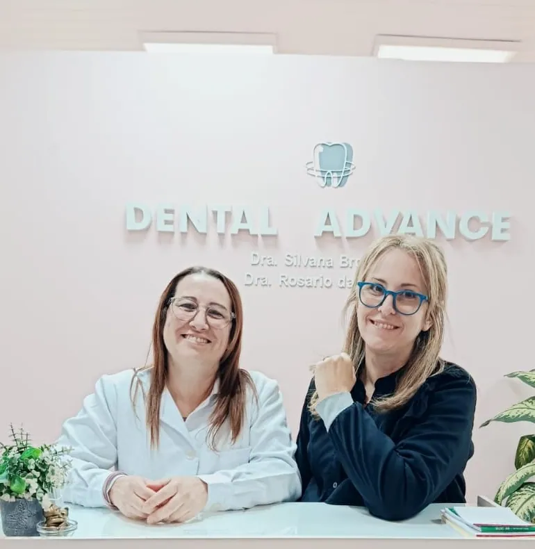 Las dos odontólogas de Advance en la recepción de la clínica