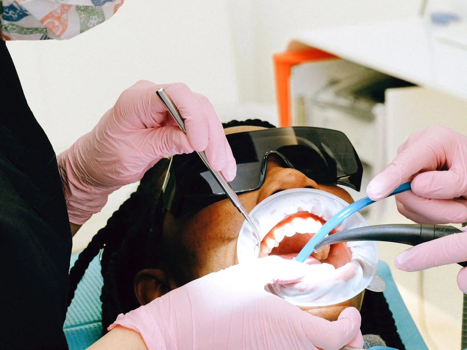 Limpieza dental profesional con instrumental odontológico